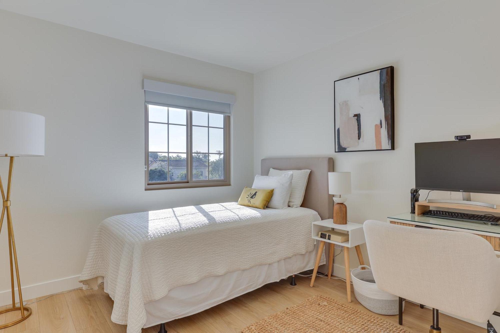 Bright Townhome In 1 Mile To Beach! Holiday home