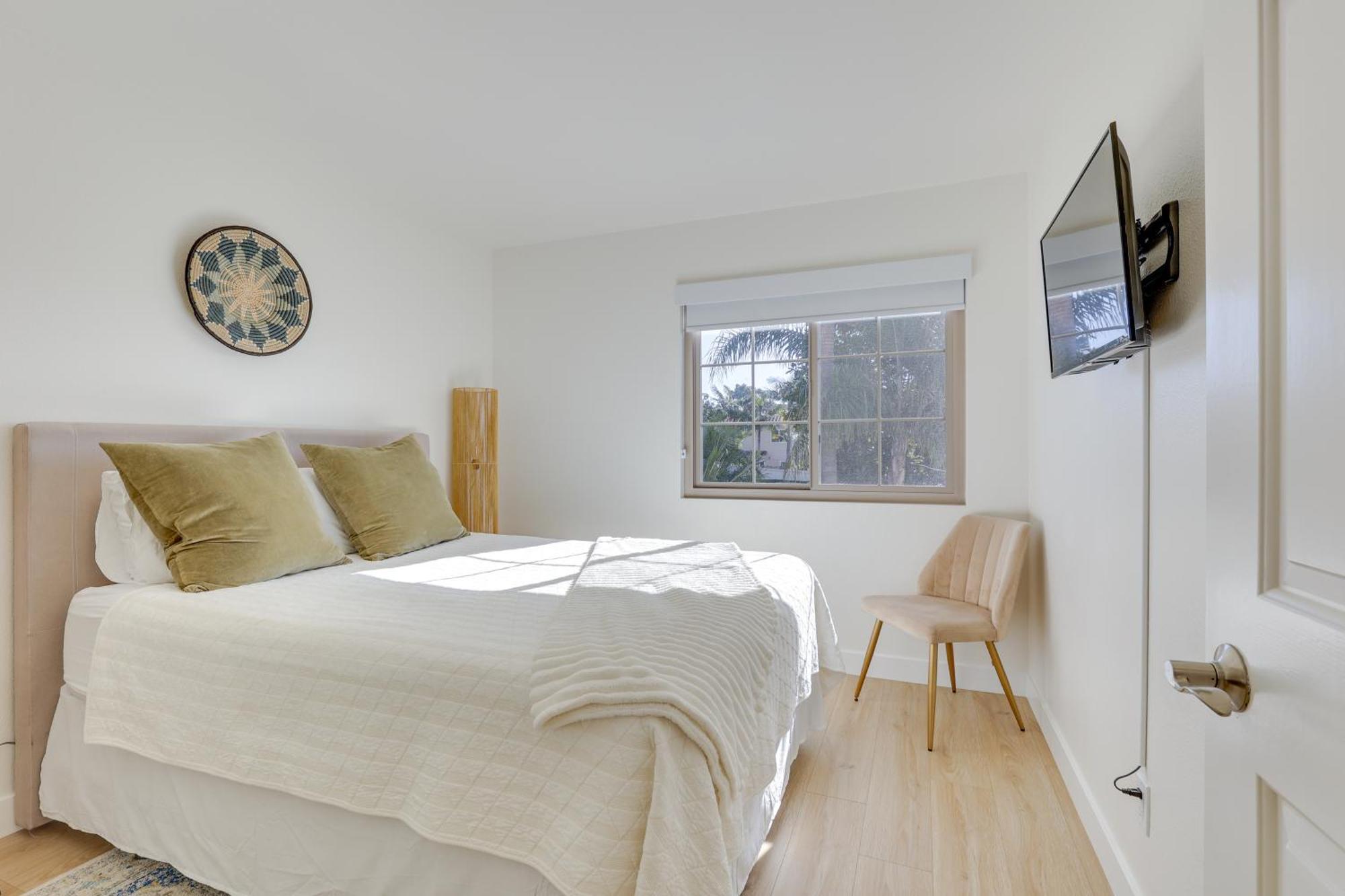 Bright Townhome In 1 Mile To Beach!